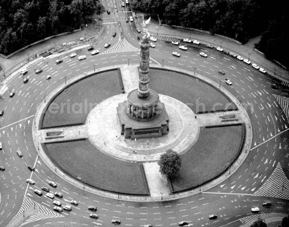 Berlin - Tiergarten from above - Großer Stern mit Siegessäule