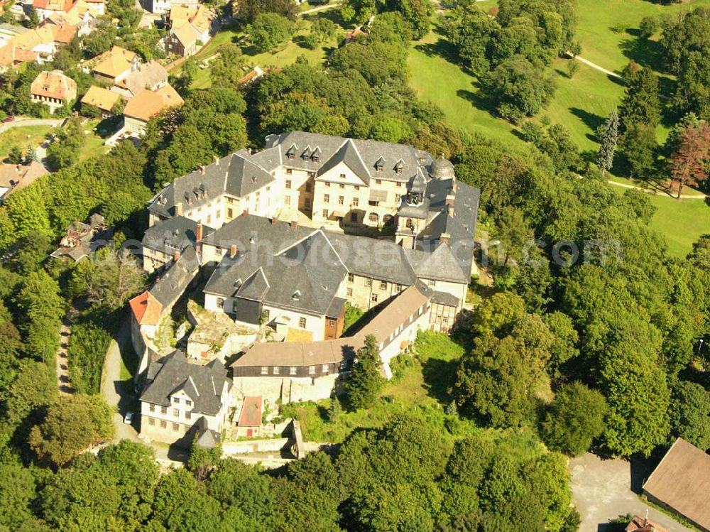 Aerial photograph Blankenburg - 29.08.2005, Blick auf die Stadt Blankenburg und sein großes Schloss. Die gute Lage im Harzvorland machte Blankenburg bereits in der Vergangenheit besonders interessant. Schon um die Jahrhundertwend war Blankenburg bekannt für seine guten Erholungs- und Freizeitmöglichkeiten.