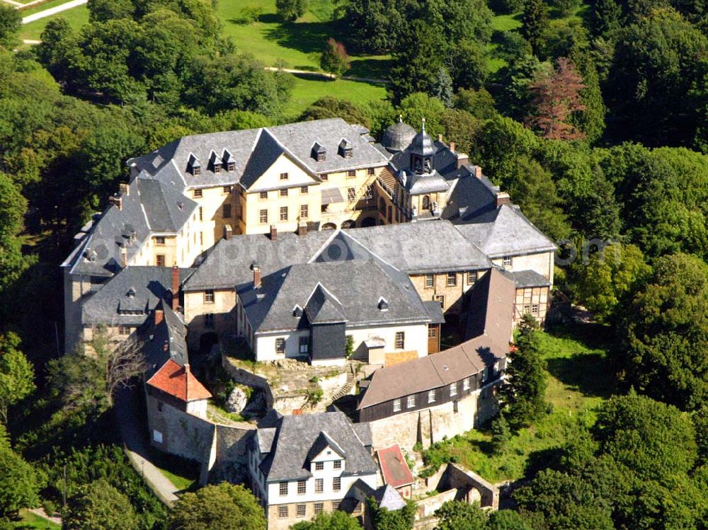 Blankenburg from above - 29.08.2005, Blick auf die Stadt Blankenburg und sein großes Schloss. Die gute Lage im Harzvorland machte Blankenburg bereits in der Vergangenheit besonders interessant. Schon um die Jahrhundertwend war Blankenburg bekannt für seine guten Erholungs- und Freizeitmöglichkeiten.