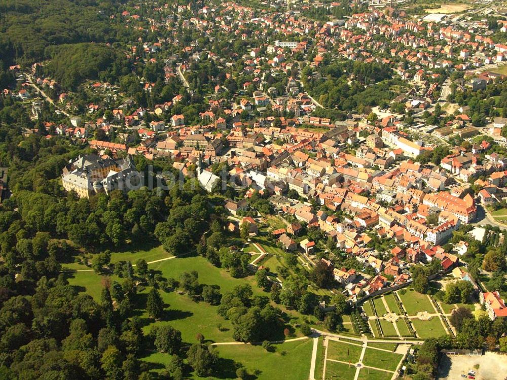 Aerial image Blankenburg - 29.08.2005, Blick auf die Stadt Blankenburg und sein großes Schloss. Die gute Lage im Harzvorland machte Blankenburg bereits in der Vergangenheit besonders interessant. Schon um die Jahrhundertwend war Blankenburg bekannt für seine guten Erholungs- und Freizeitmöglichkeiten.