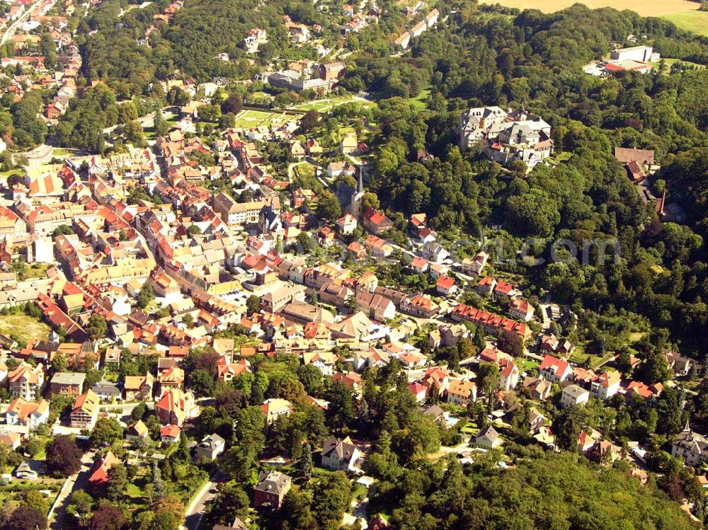 Aerial photograph Blankenburg - 29.08.2005, Blick auf die Stadt Blankenburg und sein großes Schloss. Die gute Lage im Harzvorland machte Blankenburg bereits in der Vergangenheit besonders interessant. Schon um die Jahrhundertwende war Blankenburg bekannt für seine guten Erholungs- und Freizeitmöglichkeiten.