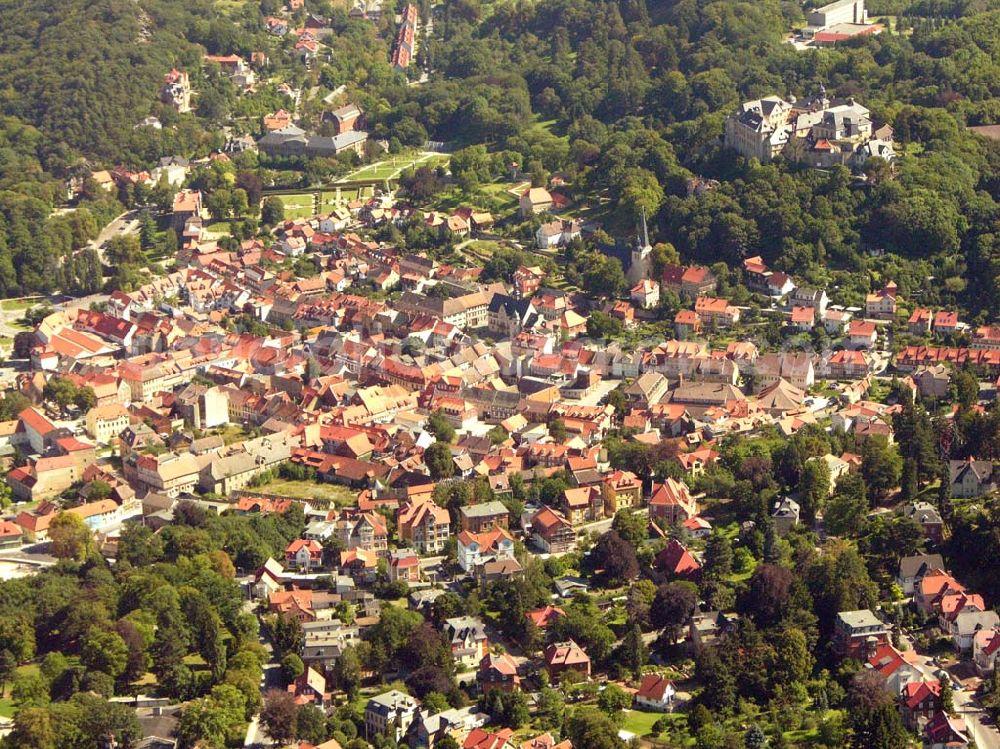 Blankenburg from above - 29.08.2005, Blick auf die Stadt Blankenburg und sein großes Schloss. Die gute Lage im Harzvorland machte Blankenburg bereits in der Vergangenheit besonders interessant. Schon um die Jahrhundertwende war Blankenburg bekannt für seine guten Erholungs- und Freizeitmöglichkeiten.