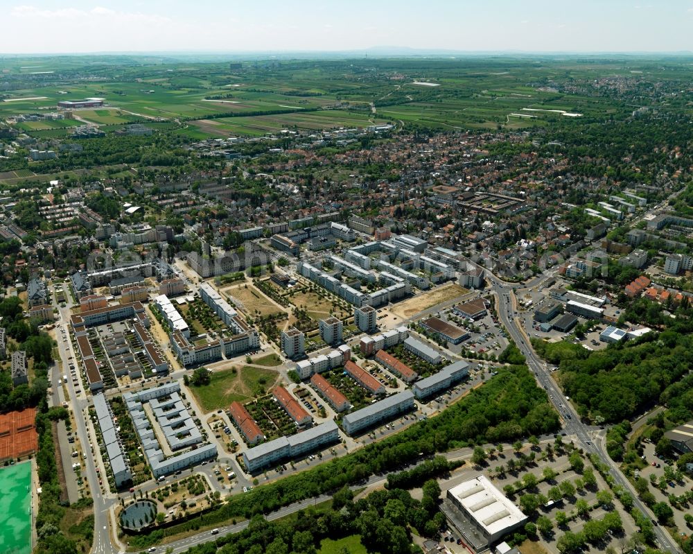 Mainz from above - Gonsenheimer Sand is a large residential area on the site of a former US base. The residential area with row houses and apartment buildings located in the district Gonsenheim in Mainz in Rhineland-Palatinate