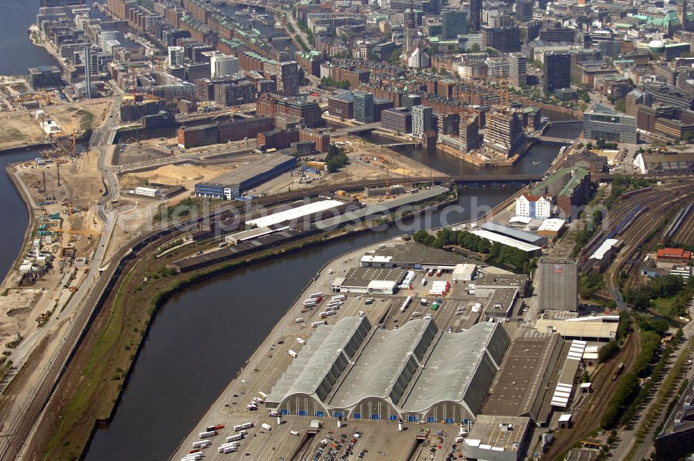 Hamburg from above - Blick auf die Grossmarkthalle am Hamburger Oberhafen mit den mit dem Stadtteil HafenCity im Hintergrund. Der Hamburger Großmarkt ist das Umschlagzentrum für Blumen , Obst und Gemüse der Hansestadt. View of the Hamburg upper port with the district HafenCity in the background.