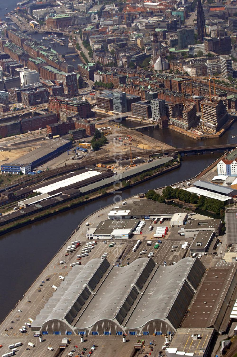 Hamburg from the bird's eye view: Blick auf die Grossmarkthalle am Hamburger Oberhafen mit den mit dem Stadtteil HafenCity im Hintergrund. Der Hamburger Großmarkt ist das Umschlagzentrum für Blumen , Obst und Gemüse der Hansestadt. View of the Hamburg upper port with the district HafenCity in the background.