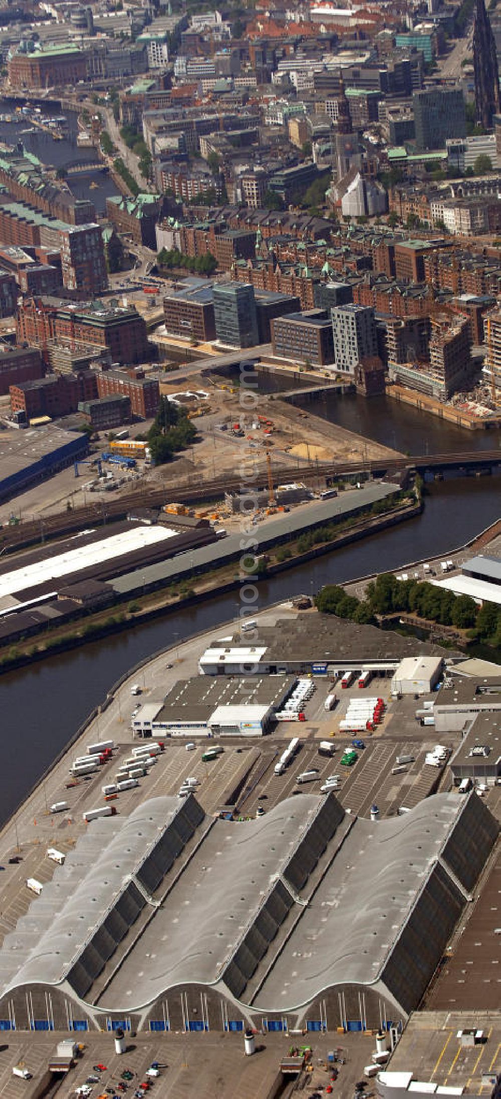 Aerial image Hamburg - Blick auf die Grossmarkthalle am Hamburger Oberhafen mit den mit dem Stadtteil HafenCity im Hintergrund. Der Hamburger Großmarkt ist das Umschlagzentrum für Blumen , Obst und Gemüse der Hansestadt. View of the Hamburg upper port with the district HafenCity in the background.