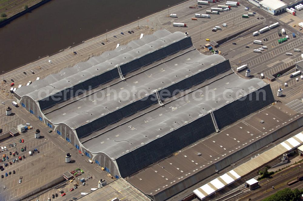 Aerial photograph Hamburg - Blick auf die Grossmarkthalle am Hamburger Oberhafen mit den mit dem Stadtteil HafenCity im Hintergrund. Der Hamburger Großmarkt ist das Umschlagzentrum für Blumen , Obst und Gemüse der Hansestadt. View of the Hamburg upper port with the district HafenCity in the background.