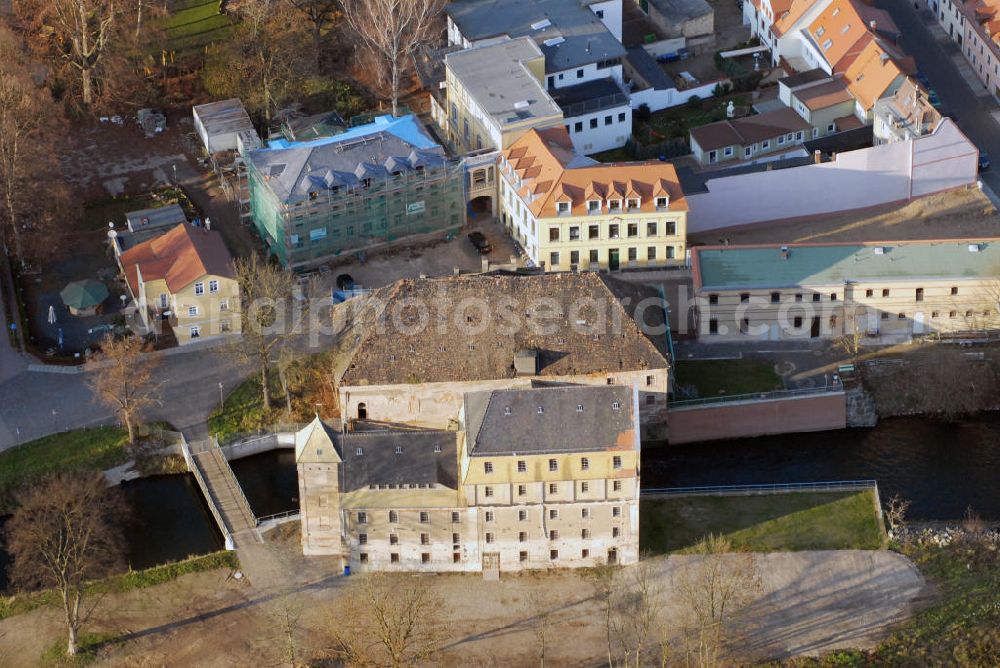 Grimma from the bird's eye view: Blick auf die Großmühle Grimma, die seit 2008 das neue Vereinshaus des Radsportvereins Grimma ist. Im 19. Jahrhundert wurde die ehemalige Roggenmühle Wolfgang Gerberisiert. Sie ist eines der wichtigsten Manufakturbauten in Sachsen und an ihrer Wand sind die Hochwassermarken der Mulde angebracht. Kontakt: RSG Muldental Grimma e.V., Großmühle 4a 94668 Grimma, Tel. +49(0)1725642561, Fax +49(0)1803 551800716, Email: info@rsg-grimma.de