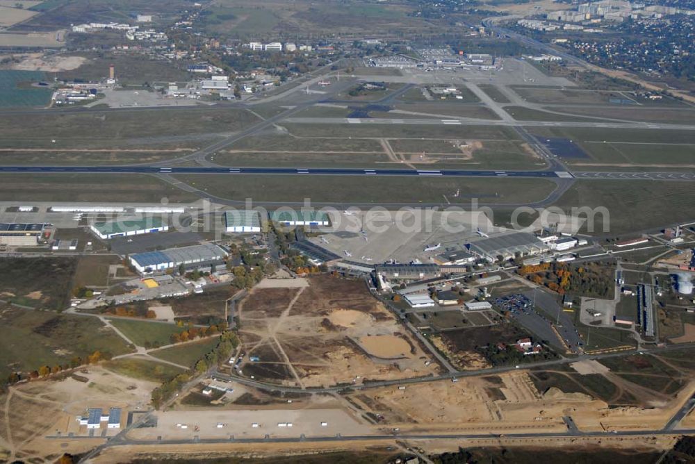 Schönefeld from the bird's eye view: Blick auf die Ausbauarbeiten am Hauptstadt-Airport Berlin Brandenburg International BBI. Ab dem 1. November 2011 sollen dort über 22 bis 25 Millionen Passagiere pro Jahr abgefertigt werden können. In einer zweiten Ausbaustufe sollen auch 40 Millionen Passagiere möglich sein. Geplant ist ein 220 Meter langes Zentralterminal sowie eine nördliche Landebahn, die aus der alten südlichen Landebahn des heutigen Flughafens ensteht.