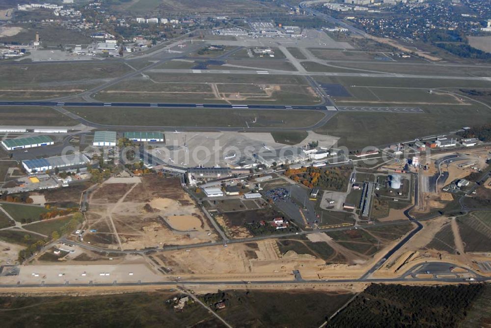 Aerial image Schönefeld - Blick auf die Ausbauarbeiten am Hauptstadt-Airport Berlin Brandenburg International BBI. Ab dem 1. November 2011 sollen dort über 22 bis 25 Millionen Passagiere pro Jahr abgefertigt werden können. In einer zweiten Ausbaustufe sollen auch 40 Millionen Passagiere möglich sein. Geplant ist ein 220 Meter langes Zentralterminal sowie eine nördliche Landebahn, die aus der alten südlichen Landebahn des heutigen Flughafens ensteht.