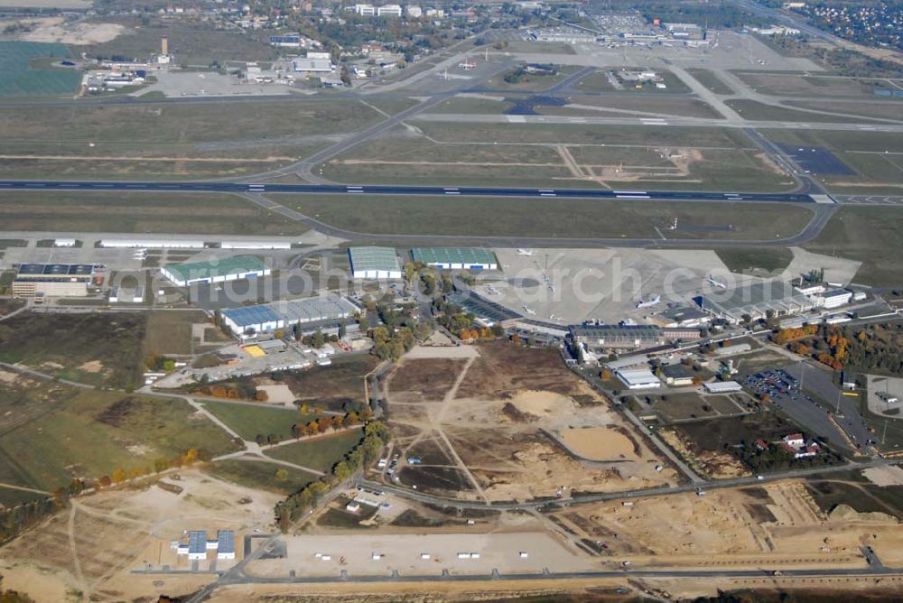 Aerial photograph Schönefeld - Blick auf die Ausbauarbeiten am Hauptstadt-Airport Berlin Brandenburg International BBI. Ab dem 1. November 2011 sollen dort über 22 bis 25 Millionen Passagiere pro Jahr abgefertigt werden können. In einer zweiten Ausbaustufe sollen auch 40 Millionen Passagiere möglich sein. Geplant ist ein 220 Meter langes Zentralterminal sowie eine nördliche Landebahn, die aus der alten südlichen Landebahn des heutigen Flughafens ensteht.