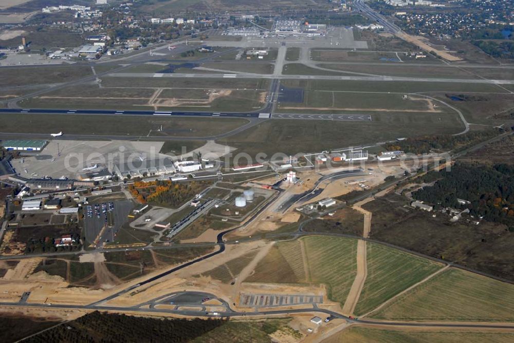 Schönefeld from the bird's eye view: Blick auf die Ausbauarbeiten am Hauptstadt-Airport Berlin Brandenburg International BBI. Ab dem 1. November 2011 sollen dort über 22 bis 25 Millionen Passagiere pro Jahr abgefertigt werden können. In einer zweiten Ausbaustufe sollen auch 40 Millionen Passagiere möglich sein. Geplant ist ein 220 Meter langes Zentralterminal sowie eine nördliche Landebahn, die aus der alten südlichen Landebahn des heutigen Flughafens ensteht.