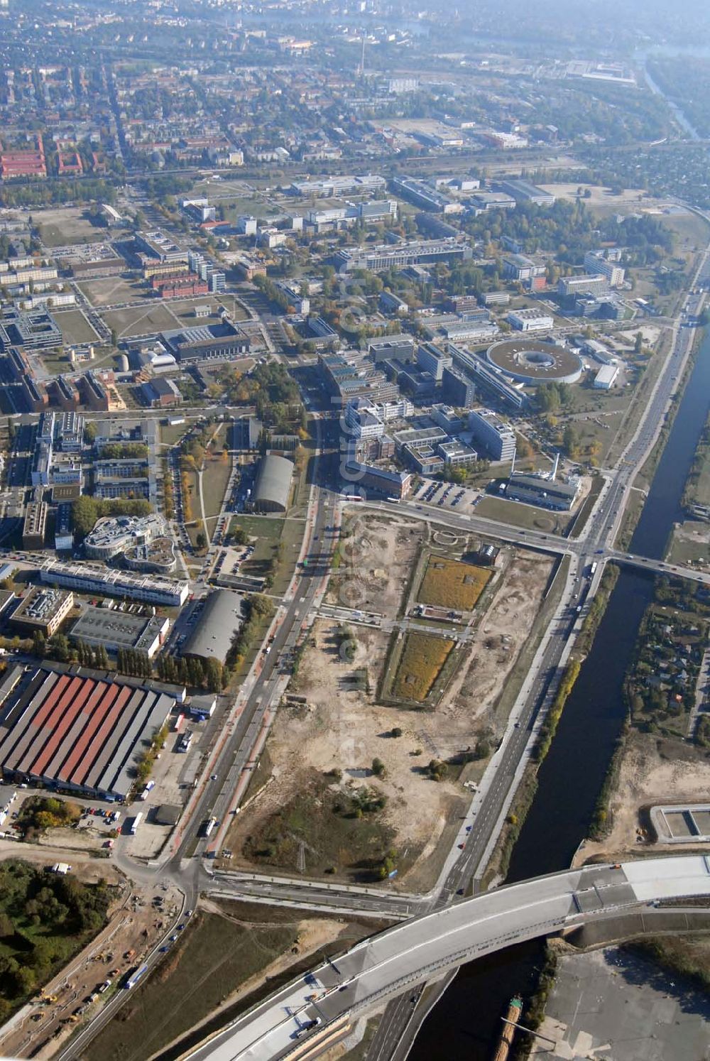 Aerial photograph Schönefeld - Blick auf die Verlängerung der Autobahn A 113 zwischen dem Stadtring und dem in Planung befindlichen Hauptstadt-Airport Berlin Brandenburg International BBI durch die Schälerbau Berlin GmbH an der Freiheit 10 in 13597 Berlin - Telefon +49 (0)30 35 187 03 - Fax +49 (0)30 35 187 398 - Mail info@schaelerbau.de ; Klähne & Bauchspieß - Beratende Ingenieure im Bauwesen GmbH, Inselstraße 6A, 10179 Berlin ; Ingenieurbüro Meyer + Schubart, Blumenauer Straße 10, 31515 Wunstorf