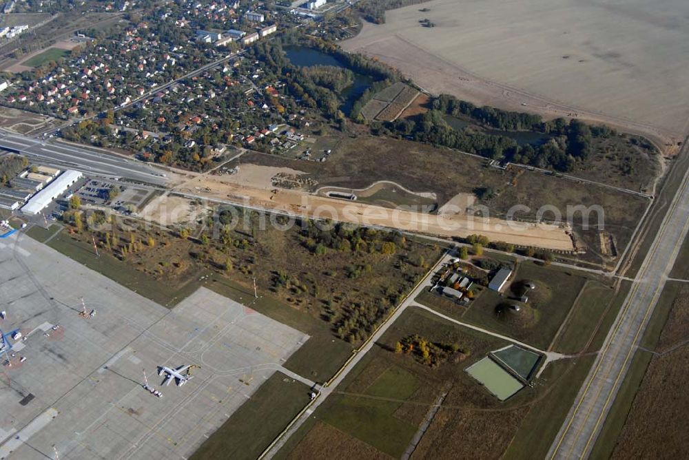 Schönefeld from the bird's eye view: Blick auf die Verlängerung der Autobahn A 113 zwischen dem Stadtring und dem in Planung befindlichen Hauptstadt-Airport Berlin Brandenburg International BBI durch die Schälerbau Berlin GmbH an der Freiheit 10 in 13597 Berlin - Telefon +49 (0)30 35 187 03 - Fax +49 (0)30 35 187 398 - Mail info@schaelerbau.de ; Klähne & Bauchspieß - Beratende Ingenieure im Bauwesen GmbH, Inselstraße 6A, 10179 Berlin ; Ingenieurbüro Meyer + Schubart, Blumenauer Straße 10, 31515 Wunstorf