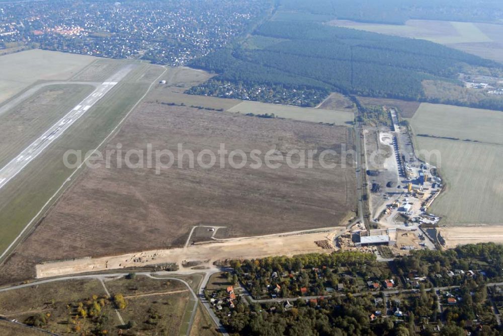 Aerial photograph Schönefeld - Blick auf die Verlängerung der Autobahn A 113 zwischen dem Stadtring und dem in Planung befindlichen Hauptstadt-Airport Berlin Brandenburg International BBI durch die Schälerbau Berlin GmbH an der Freiheit 10 in 13597 Berlin - Telefon +49 (0)30 35 187 03 - Fax +49 (0)30 35 187 398 - Mail info@schaelerbau.de ; Klähne & Bauchspieß - Beratende Ingenieure im Bauwesen GmbH, Inselstraße 6A, 10179 Berlin ; Ingenieurbüro Meyer + Schubart, Blumenauer Straße 10, 31515 Wunstorf