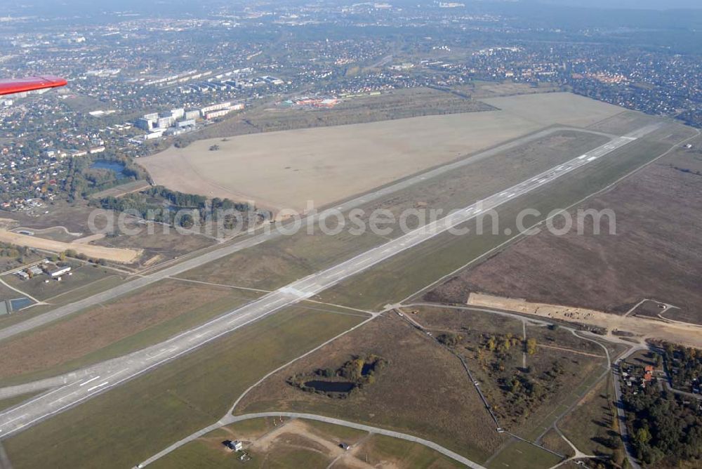 Schönefeld from above - Blick auf die Verlängerung der Autobahn A 113 zwischen dem Stadtring und dem in Planung befindlichen Hauptstadt-Airport Berlin Brandenburg International BBI durch die Schälerbau Berlin GmbH an der Freiheit 10 in 13597 Berlin - Telefon +49 (0)30 35 187 03 - Fax +49 (0)30 35 187 398 - Mail info@schaelerbau.de ; Klähne & Bauchspieß - Beratende Ingenieure im Bauwesen GmbH, Inselstraße 6A, 10179 Berlin ; Ingenieurbüro Meyer + Schubart, Blumenauer Straße 10, 31515 Wunstorf