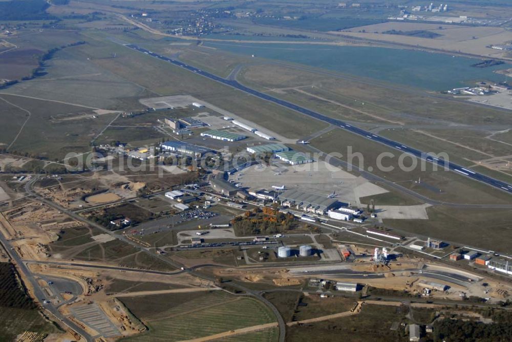 Schönefeld from the bird's eye view: Blick auf die Verlängerung der Autobahn A 113 zwischen dem Stadtring und dem in Planung befindlichen Hauptstadt-Airport Berlin Brandenburg International BBI durch die Schälerbau Berlin GmbH an der Freiheit 10 in 13597 Berlin - Telefon +49 (0)30 35 187 03 - Fax +49 (0)30 35 187 398 - Mail info@schaelerbau.de ; Klähne & Bauchspieß - Beratende Ingenieure im Bauwesen GmbH, Inselstraße 6A, 10179 Berlin ; Ingenieurbüro Meyer + Schubart, Blumenauer Straße 10, 31515 Wunstorf