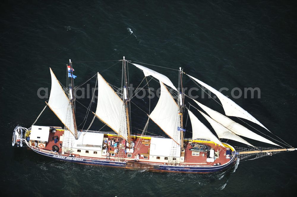 Insel Poel from above - Blick auf den Großsegler Albert Johannes , einem äußerst solide gebauten, zuverlässigen Segelschiff, welches im Jahr 1928 als Frachtsegler auf Kiel gelegt wurde. Wegen seines geringen Tiefganges von nur 1,5 Metern eignet sich das Schiff hervorragend für Erkundungstouren auf den Gewässern der dänischen, deutschen und schwedischen Ostseeküste. View of the tall ship Albert John, an extremely well-built, reliable sailboat, which was laid in 1928 as a cargo sailing on keel.