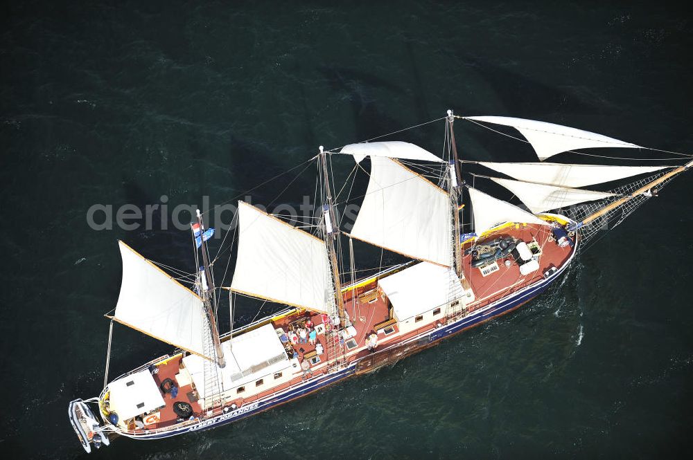 Aerial photograph Insel Poel - Blick auf den Großsegler Albert Johannes , einem äußerst solide gebauten, zuverlässigen Segelschiff, welches im Jahr 1928 als Frachtsegler auf Kiel gelegt wurde. Wegen seines geringen Tiefganges von nur 1,5 Metern eignet sich das Schiff hervorragend für Erkundungstouren auf den Gewässern der dänischen, deutschen und schwedischen Ostseeküste. View of the tall ship Albert John, an extremely well-built, reliable sailboat, which was laid in 1928 as a cargo sailing on keel.