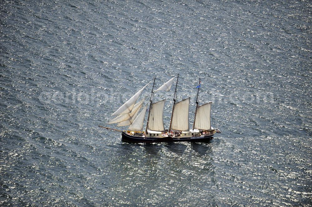 Insel Poel from above - Blick auf den Großsegler Albert Johannes , einem äußerst solide gebauten, zuverlässigen Segelschiff, welches im Jahr 1928 als Frachtsegler auf Kiel gelegt wurde. Wegen seines geringen Tiefganges von nur 1,5 Metern eignet sich das Schiff hervorragend für Erkundungstouren auf den Gewässern der dänischen, deutschen und schwedischen Ostseeküste. View of the tall ship Albert John, an extremely well-built, reliable sailboat, which was laid in 1928 as a cargo sailing on keel.