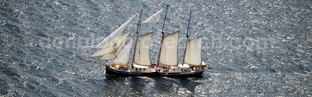 Insel Poel from above - Blick auf den Großsegler Albert Johannes , einem äußerst solide gebauten, zuverlässigen Segelschiff, welches im Jahr 1928 als Frachtsegler auf Kiel gelegt wurde. Wegen seines geringen Tiefganges von nur 1,5 Metern eignet sich das Schiff hervorragend für Erkundungstouren auf den Gewässern der dänischen, deutschen und schwedischen Ostseeküste. View of the tall ship Albert John, an extremely well-built, reliable sailboat, which was laid in 1928 as a cargo sailing on keel.