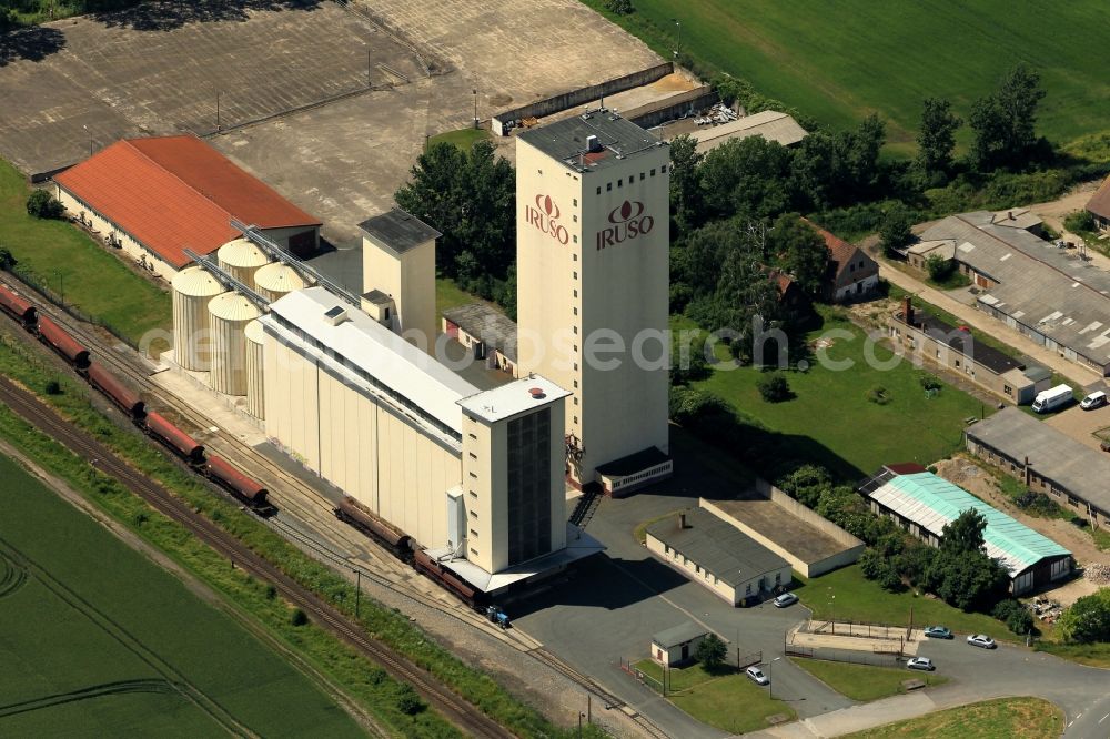 Weißensee from the bird's eye view: The large silo on the railway tracks on the road at the railway station in Weissensee in Thuringia is used by the Iruso GmbH headquarters. The Iruso GmbH is specialized in the trade of agricultural products