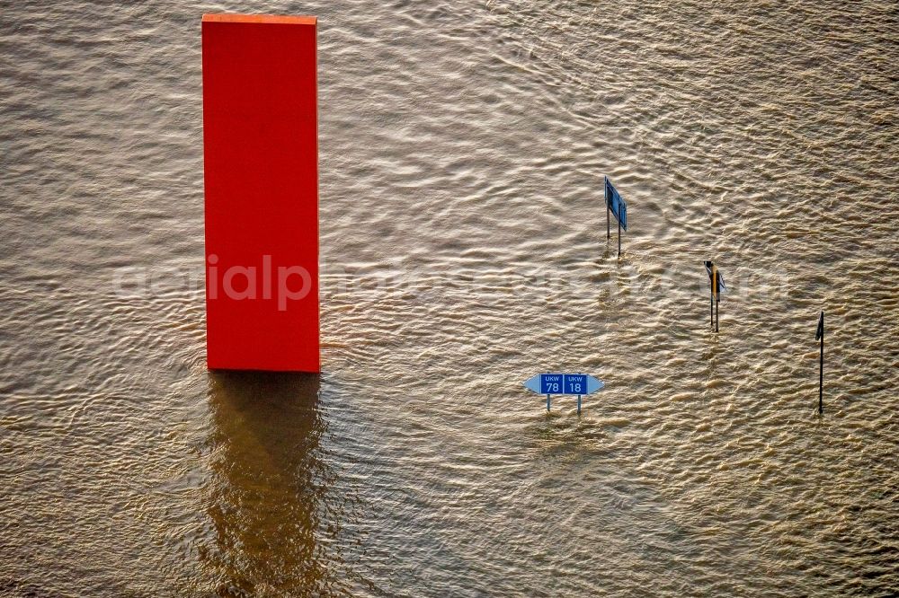 Duisburg from above - Art installation of the large sculpture by the artist Lutz Fritsch Rheinorange at the mouth of the Ruhr in the Rhine in the district Kasslerfeld in Duisburg in the Ruhr area in the state North Rhine-Westphalia, Germany