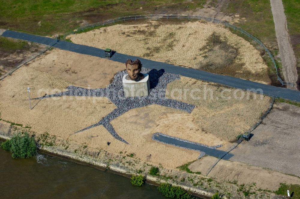 Duisburg from above - Attraction and tourist attraction of the large sculpture on the Ruhrorter Mercator island, the sea god Poseidon at Ruhr estuary in Duisburg in North Rhine-Westphalia