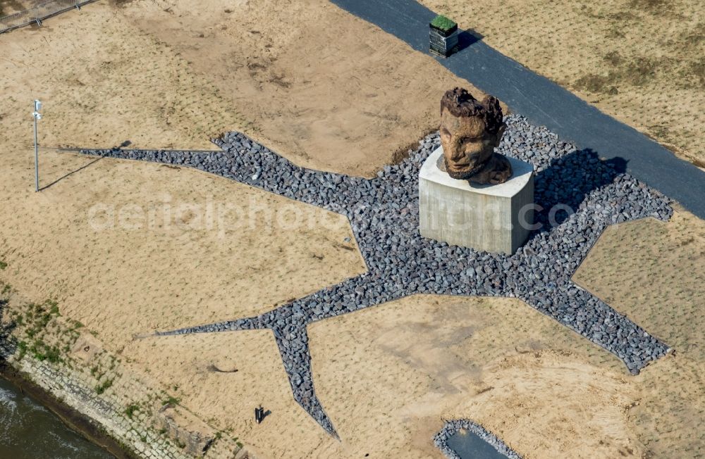 Duisburg from the bird's eye view: Attraction and tourist attraction of the large sculpture on the Ruhrorter Mercator island, the sea god Poseidon at Ruhr estuary in Duisburg in North Rhine-Westphalia