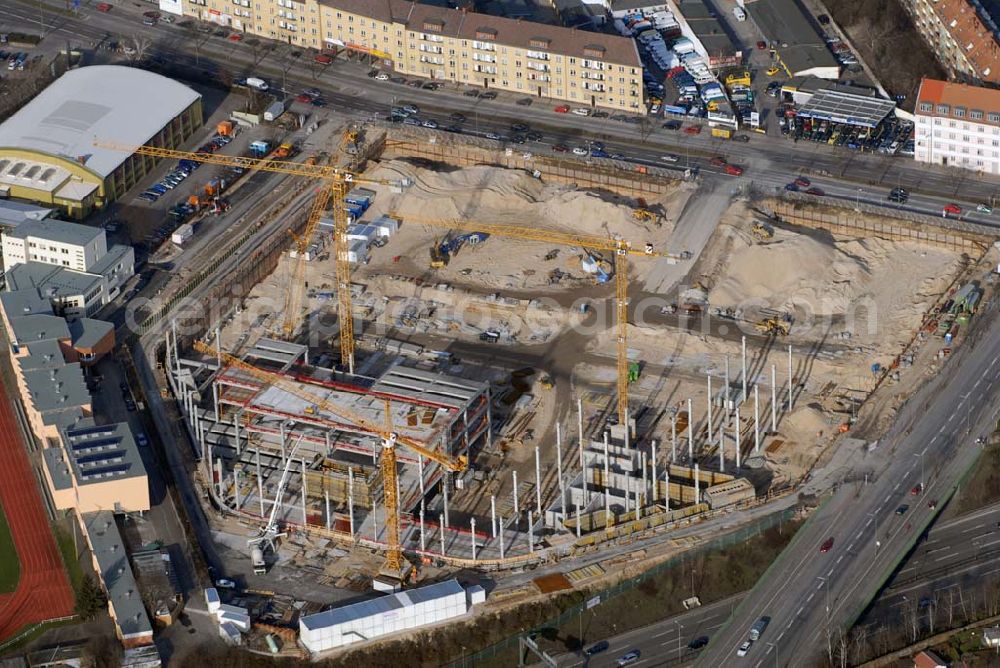 Berlin from the bird's eye view: Blick auf die Baustelle des Möbelhauses Höffner am Sachsendamm ( Projektleiterin Renate Pillat von der Krieger Grundstück GmbH).40 000 Quadratmeter Verkaufsfläche und 30 000 Quadratmeter Lagerfläche verteilen sich im fünfgeschossigen Gebäude auf dem 70 000-Quadratmeter-Areal. Investor Kurt Krieger steckt 100 Millionen Euro in das Objekt, das der Flagship-Store der Höffner-Häuser werden soll. Die Eröffnung ist voraussichtlich im zweiten Halbjahr 2006. Der rechteckige Kastenbau soll durch das verbaute weiße und rote Glas transparent wirken. Weißer Beton mit Klinkerecken sorgt für Kontraste. Es gibt sowohl oberirdische Parkplätze als auch Stellplätze in der Tiefgarage. Bezirk und Investor haben vereinbart, daß das Gebäude ein Grasdach bekommen soll. Höffner wird am Sachsendamm, der eigens für das Möbelhaus neue Abbiegespuren erhält, auch Bäume pflanzen. Ausführende Baufirma ist die Klebl GmbH,Gößweinstraße 2,92318 Neumarkt,Tel.: (0 91 81) 9 00-202 , frank.michaela@klebl.de