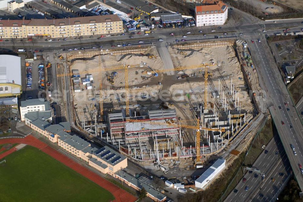 Aerial image Berlin - Blick auf die Baustelle des Möbelhauses Höffner am Sachsendamm ( Projektleiterin Renate Pillat von der Krieger Grundstück GmbH).40 000 Quadratmeter Verkaufsfläche und 30 000 Quadratmeter Lagerfläche verteilen sich im fünfgeschossigen Gebäude auf dem 70 000-Quadratmeter-Areal. Investor Kurt Krieger steckt 100 Millionen Euro in das Objekt, das der Flagship-Store der Höffner-Häuser werden soll. Die Eröffnung ist voraussichtlich im zweiten Halbjahr 2006. Der rechteckige Kastenbau soll durch das verbaute weiße und rote Glas transparent wirken. Weißer Beton mit Klinkerecken sorgt für Kontraste. Es gibt sowohl oberirdische Parkplätze als auch Stellplätze in der Tiefgarage. Bezirk und Investor haben vereinbart, daß das Gebäude ein Grasdach bekommen soll. Höffner wird am Sachsendamm, der eigens für das Möbelhaus neue Abbiegespuren erhält, auch Bäume pflanzen. Ausführende Baufirma ist die Klebl GmbH,Gößweinstraße 2,92318 Neumarkt,Tel.: (0 91 81) 9 00-202 , frank.michaela@klebl.de