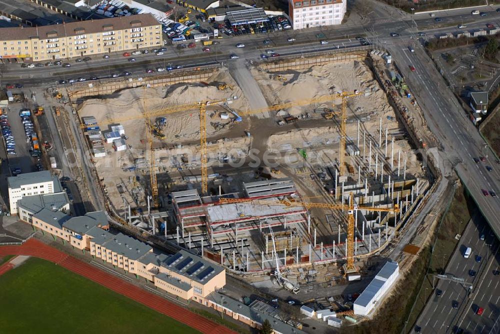 Aerial photograph Berlin - Blick auf die Baustelle des Möbelhauses Höffner am Sachsendamm ( Projektleiterin Renate Pillat von der Krieger Grundstück GmbH).40 000 Quadratmeter Verkaufsfläche und 30 000 Quadratmeter Lagerfläche verteilen sich im fünfgeschossigen Gebäude auf dem 70 000-Quadratmeter-Areal. Investor Kurt Krieger steckt 100 Millionen Euro in das Objekt, das der Flagship-Store der Höffner-Häuser werden soll. Die Eröffnung ist voraussichtlich im zweiten Halbjahr 2006. Der rechteckige Kastenbau soll durch das verbaute weiße und rote Glas transparent wirken. Weißer Beton mit Klinkerecken sorgt für Kontraste. Es gibt sowohl oberirdische Parkplätze als auch Stellplätze in der Tiefgarage. Bezirk und Investor haben vereinbart, daß das Gebäude ein Grasdach bekommen soll. Höffner wird am Sachsendamm, der eigens für das Möbelhaus neue Abbiegespuren erhält, auch Bäume pflanzen. Ausführende Baufirma ist die Klebl GmbH,Gößweinstraße 2,92318 Neumarkt,Tel.: (0 91 81) 9 00-202 , frank.michaela@klebl.de