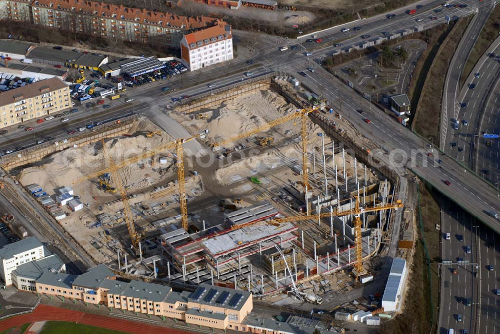 Berlin from above - Blick auf die Baustelle des Möbelhauses Höffner am Sachsendamm ( Projektleiterin Renate Pillat von der Krieger Grundstück GmbH).40 000 Quadratmeter Verkaufsfläche und 30 000 Quadratmeter Lagerfläche verteilen sich im fünfgeschossigen Gebäude auf dem 70 000-Quadratmeter-Areal. Investor Kurt Krieger steckt 100 Millionen Euro in das Objekt, das der Flagship-Store der Höffner-Häuser werden soll. Die Eröffnung ist voraussichtlich im zweiten Halbjahr 2006. Der rechteckige Kastenbau soll durch das verbaute weiße und rote Glas transparent wirken. Weißer Beton mit Klinkerecken sorgt für Kontraste. Es gibt sowohl oberirdische Parkplätze als auch Stellplätze in der Tiefgarage. Bezirk und Investor haben vereinbart, daß das Gebäude ein Grasdach bekommen soll. Höffner wird am Sachsendamm, der eigens für das Möbelhaus neue Abbiegespuren erhält, auch Bäume pflanzen. Ausführende Baufirma ist die Klebl GmbH,Gößweinstraße 2,92318 Neumarkt,Tel.: (0 91 81) 9 00-202 , frank.michaela@klebl.de