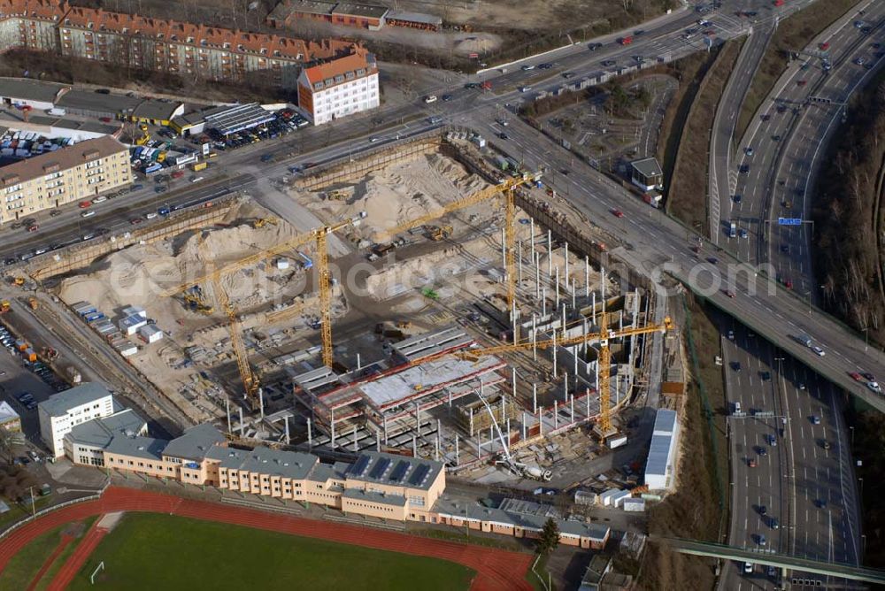 Berlin from the bird's eye view: Blick auf die Baustelle des Möbelhauses Höffner am Sachsendamm ( Projektleiterin Renate Pillat von der Krieger Grundstück GmbH).40 000 Quadratmeter Verkaufsfläche und 30 000 Quadratmeter Lagerfläche verteilen sich im fünfgeschossigen Gebäude auf dem 70 000-Quadratmeter-Areal. Investor Kurt Krieger steckt 100 Millionen Euro in das Objekt, das der Flagship-Store der Höffner-Häuser werden soll. Die Eröffnung ist voraussichtlich im zweiten Halbjahr 2006. Der rechteckige Kastenbau soll durch das verbaute weiße und rote Glas transparent wirken. Weißer Beton mit Klinkerecken sorgt für Kontraste. Es gibt sowohl oberirdische Parkplätze als auch Stellplätze in der Tiefgarage. Bezirk und Investor haben vereinbart, daß das Gebäude ein Grasdach bekommen soll. Höffner wird am Sachsendamm, der eigens für das Möbelhaus neue Abbiegespuren erhält, auch Bäume pflanzen. Ausführende Baufirma ist die Klebl GmbH,Gößweinstraße 2,92318 Neumarkt,Tel.: (0 91 81) 9 00-202 , frank.michaela@klebl.de