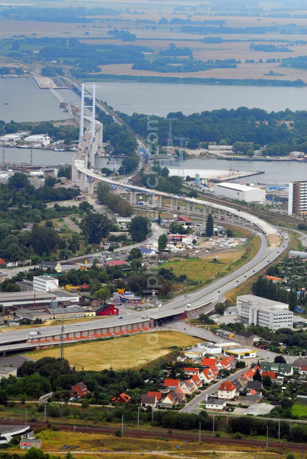 Stralsund from above - : Die 2. Strelasundquerung ist derzeit das derzeit größte deutsche Brückenbauwerk. Die zweite Rügendamm-Brücke ist ein Projekt im Bundesprogramm des Europäischen Fonds für regionale Entwicklung (EFRE) aufgenommen wurde und somit von der Europäischen Union kofinanziert wird. Im Auftrag des Bundesministeriums für Verkehr, Bau und Stadtentwicklung erfolgt die Planung und der Bau durch die Deutsche Einheit Fernstraßenplanungs- und -bau GmbH (DEGES).