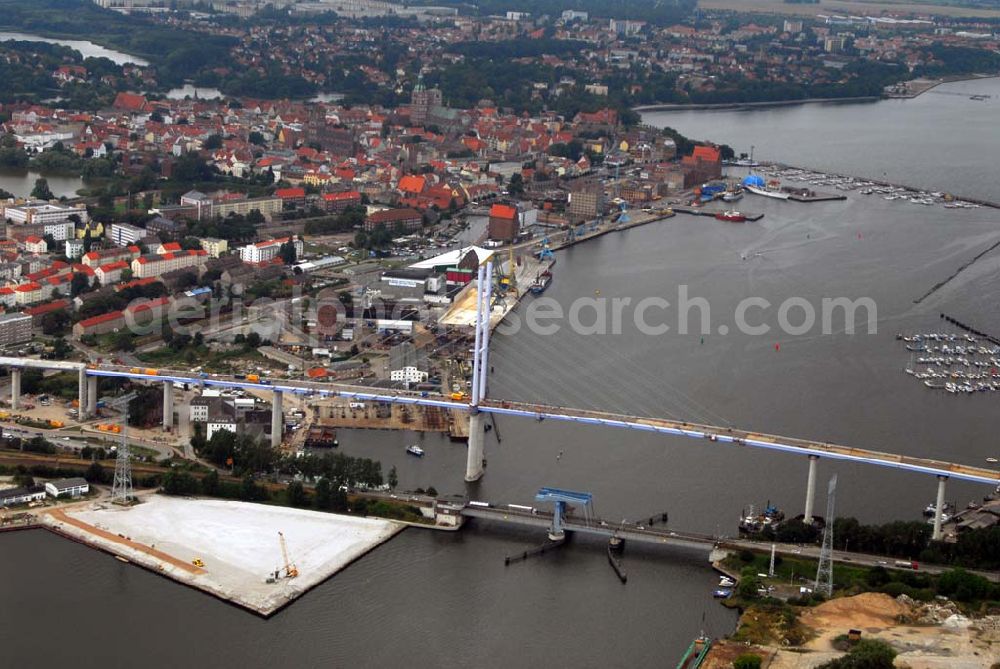 Aerial image Stralsund - : Die 2. Strelasundquerung ist derzeit das derzeit größte deutsche Brückenbauwerk. Die zweite Rügendamm-Brücke ist ein Projekt im Bundesprogramm des Europäischen Fonds für regionale Entwicklung (EFRE) aufgenommen wurde und somit von der Europäischen Union kofinanziert wird. Im Auftrag des Bundesministeriums für Verkehr, Bau und Stadtentwicklung erfolgt die Planung und der Bau durch die Deutsche Einheit Fernstraßenplanungs- und -bau GmbH (DEGES).