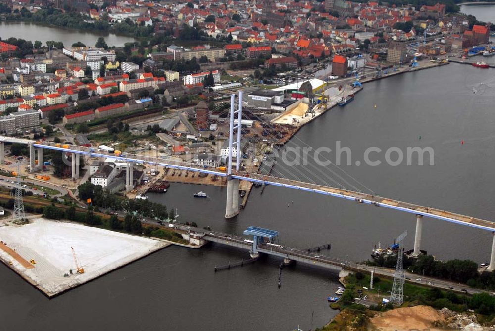 Aerial photograph Stralsund - : Die 2. Strelasundquerung ist derzeit das derzeit größte deutsche Brückenbauwerk. Die zweite Rügendamm-Brücke ist ein Projekt im Bundesprogramm des Europäischen Fonds für regionale Entwicklung (EFRE) aufgenommen wurde und somit von der Europäischen Union kofinanziert wird. Im Auftrag des Bundesministeriums für Verkehr, Bau und Stadtentwicklung erfolgt die Planung und der Bau durch die Deutsche Einheit Fernstraßenplanungs- und -bau GmbH (DEGES).