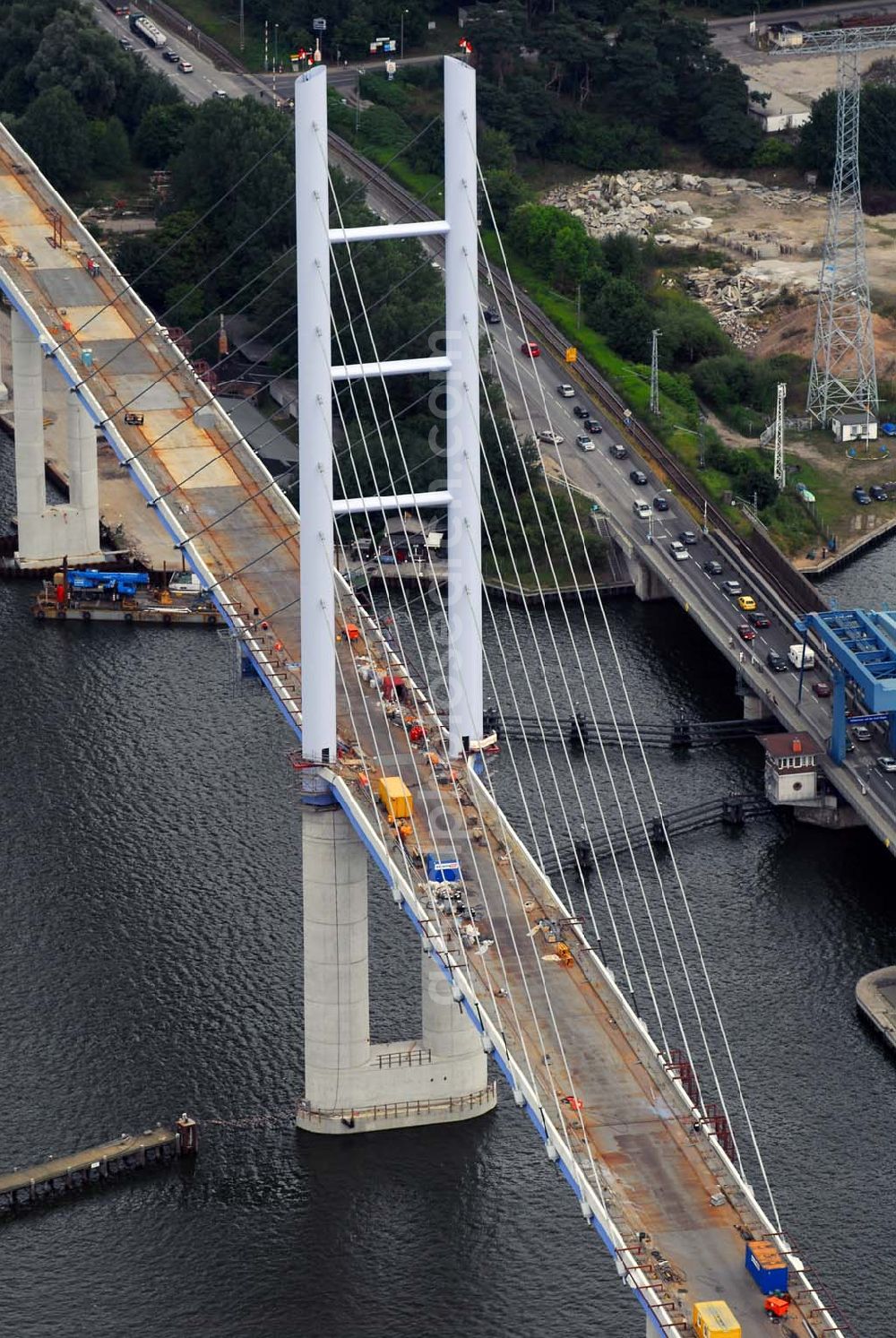 Stralsund from the bird's eye view: : Die 2. Strelasundquerung ist derzeit das derzeit größte deutsche Brückenbauwerk. Die zweite Rügendamm-Brücke ist ein Projekt im Bundesprogramm des Europäischen Fonds für regionale Entwicklung (EFRE) aufgenommen wurde und somit von der Europäischen Union kofinanziert wird. Im Auftrag des Bundesministeriums für Verkehr, Bau und Stadtentwicklung erfolgt die Planung und der Bau durch die Deutsche Einheit Fernstraßenplanungs- und -bau GmbH (DEGES).