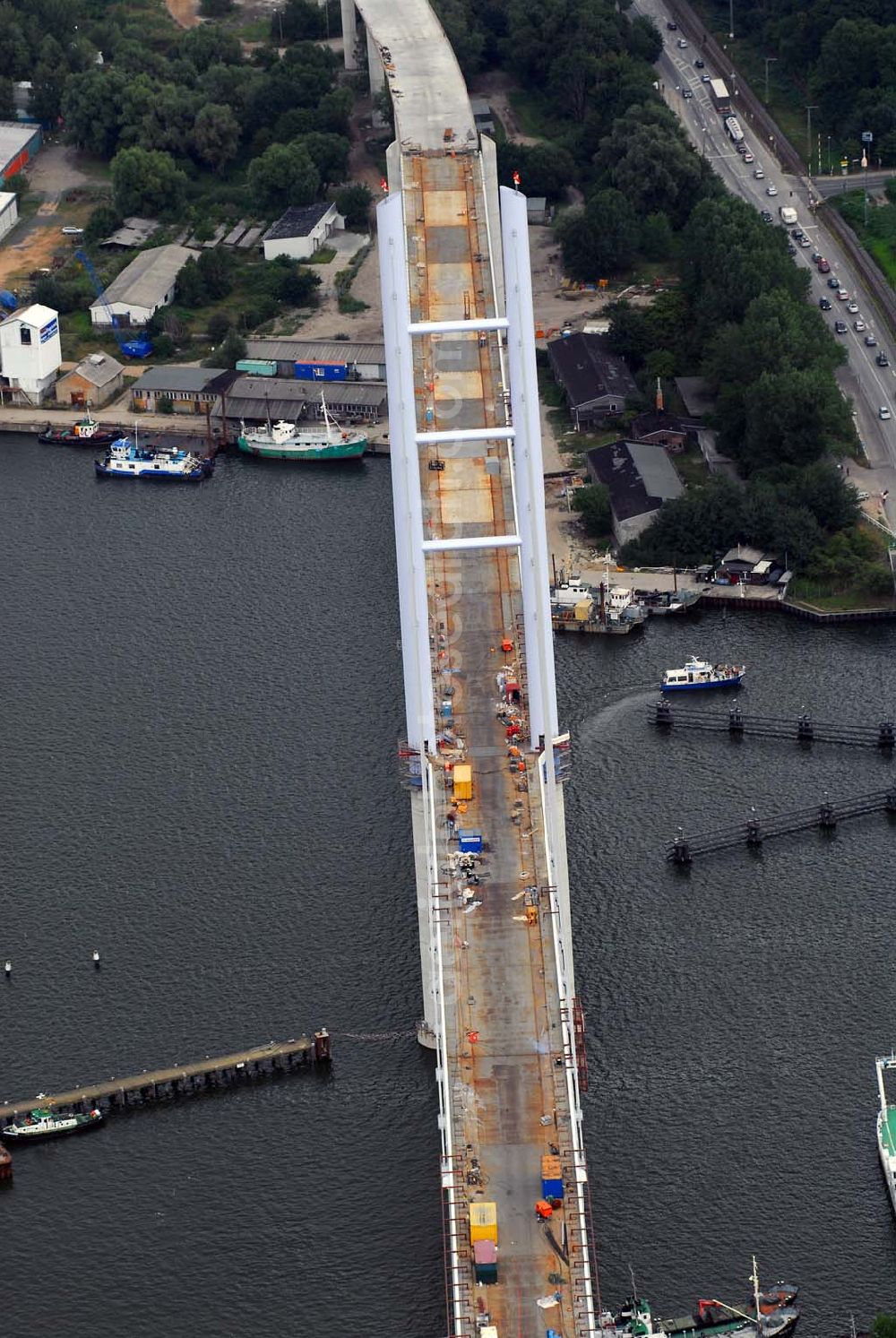 Aerial photograph Stralsund - : Die 2. Strelasundquerung ist derzeit das derzeit größte deutsche Brückenbauwerk. Die zweite Rügendamm-Brücke ist ein Projekt im Bundesprogramm des Europäischen Fonds für regionale Entwicklung (EFRE) aufgenommen wurde und somit von der Europäischen Union kofinanziert wird. Im Auftrag des Bundesministeriums für Verkehr, Bau und Stadtentwicklung erfolgt die Planung und der Bau durch die Deutsche Einheit Fernstraßenplanungs- und -bau GmbH (DEGES).