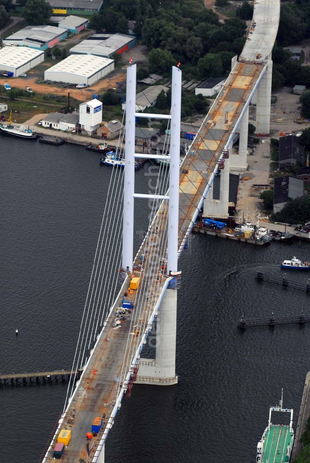 Stralsund from above - : Die 2. Strelasundquerung ist derzeit das derzeit größte deutsche Brückenbauwerk. Die zweite Rügendamm-Brücke ist ein Projekt im Bundesprogramm des Europäischen Fonds für regionale Entwicklung (EFRE) aufgenommen wurde und somit von der Europäischen Union kofinanziert wird. Im Auftrag des Bundesministeriums für Verkehr, Bau und Stadtentwicklung erfolgt die Planung und der Bau durch die Deutsche Einheit Fernstraßenplanungs- und -bau GmbH (DEGES).