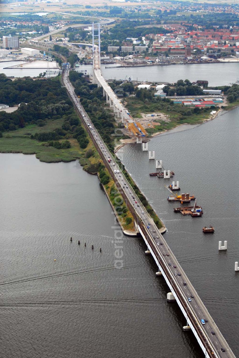 Aerial photograph Stralsund - : Die 2. Strelasundquerung ist derzeit das derzeit größte deutsche Brückenbauwerk. Die zweite Rügendamm-Brücke ist ein Projekt im Bundesprogramm des Europäischen Fonds für regionale Entwicklung (EFRE) aufgenommen wurde und somit von der Europäischen Union kofinanziert wird. Im Auftrag des Bundesministeriums für Verkehr, Bau und Stadtentwicklung erfolgt die Planung und der Bau durch die Deutsche Einheit Fernstraßenplanungs- und -bau GmbH (DEGES).