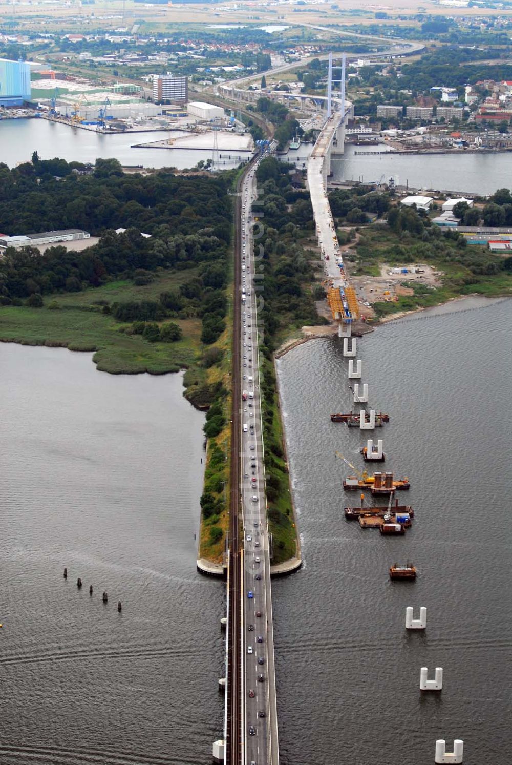 Stralsund from above - : Die 2. Strelasundquerung ist derzeit das derzeit größte deutsche Brückenbauwerk. Die zweite Rügendamm-Brücke ist ein Projekt im Bundesprogramm des Europäischen Fonds für regionale Entwicklung (EFRE) aufgenommen wurde und somit von der Europäischen Union kofinanziert wird. Im Auftrag des Bundesministeriums für Verkehr, Bau und Stadtentwicklung erfolgt die Planung und der Bau durch die Deutsche Einheit Fernstraßenplanungs- und -bau GmbH (DEGES).