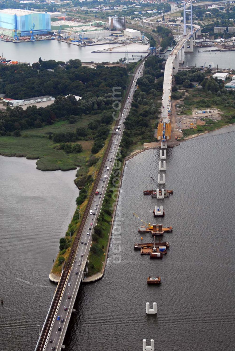 Aerial image Stralsund - : Die 2. Strelasundquerung ist derzeit das derzeit größte deutsche Brückenbauwerk. Die zweite Rügendamm-Brücke ist ein Projekt im Bundesprogramm des Europäischen Fonds für regionale Entwicklung (EFRE) aufgenommen wurde und somit von der Europäischen Union kofinanziert wird. Im Auftrag des Bundesministeriums für Verkehr, Bau und Stadtentwicklung erfolgt die Planung und der Bau durch die Deutsche Einheit Fernstraßenplanungs- und -bau GmbH (DEGES).