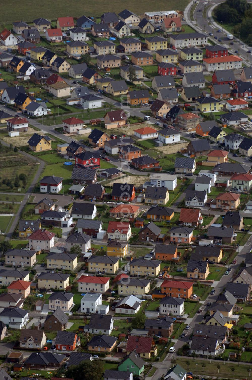 Berlin from above - Blick auf Berlins größte zusammenhängende Einfamilienhaussiedlung auf dem Gelände des ehemaligen Flugplatz Johannisthal. Im Bereich der Wright-Allee / Melli-Beese- Straße entstand die aus der Luft eindrucksvoll anzusehende Neubausiedlung. Derzeit schein der Immobilienmarkt für viele Einfamilienhausbauherrn attraktiv zu sein.