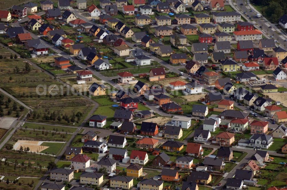 Berlin from the bird's eye view: Blick auf Berlins größte zusammenhängende Einfamilienhaussiedlung auf dem Gelände des ehemaligen Flugplatz Johannisthal. Im Bereich der Wright-Allee / Melli-Beese- Straße entstand die aus der Luft eindrucksvoll anzusehende Neubausiedlung. Derzeit schein der Immobilienmarkt für viele Einfamilienhausbauherrn attraktiv zu sein.