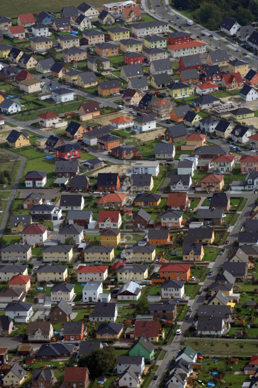 Aerial image Berlin - Blick auf Berlins größte zusammenhängende Einfamilienhaussiedlung auf dem Gelände des ehemaligen Flugplatz Johannisthal. Im Bereich der Wright-Allee / Melli-Beese- Straße entstand die aus der Luft eindrucksvoll anzusehende Neubausiedlung. Derzeit schein der Immobilienmarkt für viele Einfamilienhausbauherrn attraktiv zu sein.