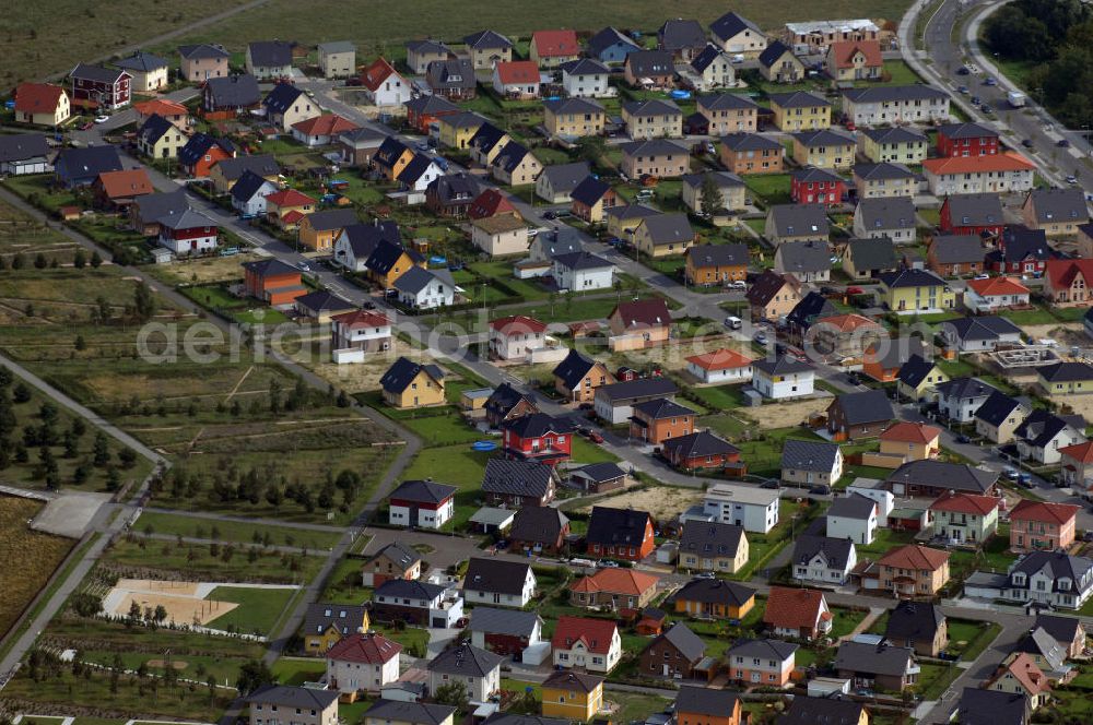 Aerial photograph Berlin - Blick auf Berlins größte zusammenhängende Einfamilienhaussiedlung auf dem Gelände des ehemaligen Flugplatz Johannisthal. Im Bereich der Wright-Allee / Melli-Beese- Straße entstand die aus der Luft eindrucksvoll anzusehende Neubausiedlung. Derzeit schein der Immobilienmarkt für viele Einfamilienhausbauherrn attraktiv zu sein.