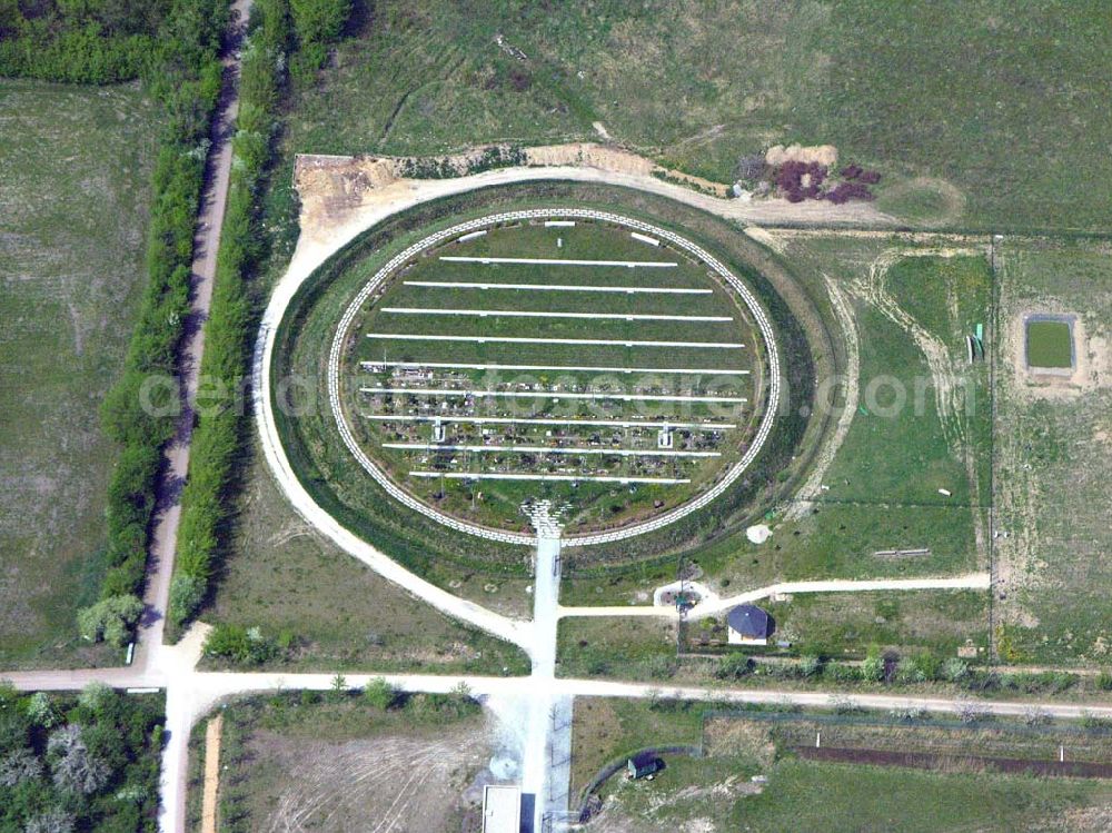 Aerial photograph Berlin-Hohenschönhausen - größter deutscher Tierfriedhof am Tierheim Falkenberg an der Dorfstraße / Ahrensfelder Chaussee in Falkenberg (Berlin - Hohenschönhausen).