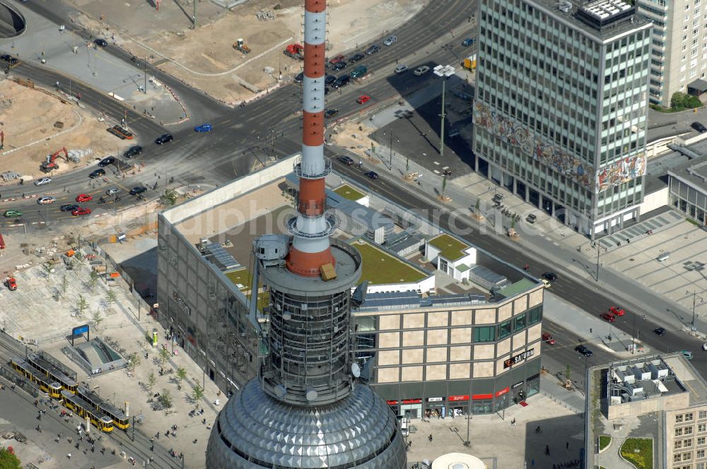 Berlin from above - Blick auf den mit 10 000 Quadratmeter Verkaufsfläche größten Saturn-Markt Deutschlands. Das Elektronik-Unternehmen bezog das neue Geschäftshaus direkt auf dem Platz nahe der Kreuzung Alexan derstraße / Karl-Marx-Allee . Bauherr ist das Unternehmen Hines, das in den ersten Alex-Neubau etwa 100 Millionen Euro investiert hat.