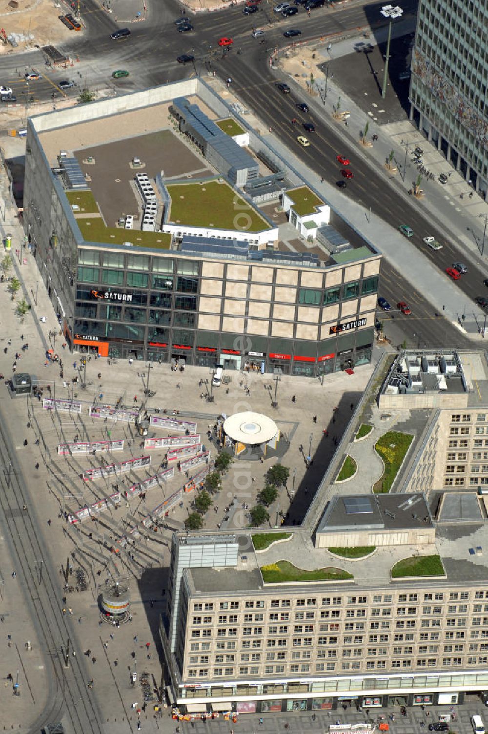 Berlin from the bird's eye view: Blick auf den mit 10 000 Quadratmeter Verkaufsfläche größten Saturn-Markt Deutschlands. Das Elektronik-Unternehmen bezog das neue Geschäftshaus direkt auf dem Platz nahe der Kreuzung Alexan derstraße / Karl-Marx-Allee . Bauherr ist das Unternehmen Hines, das in den ersten Alex-Neubau etwa 100 Millionen Euro investiert hat.